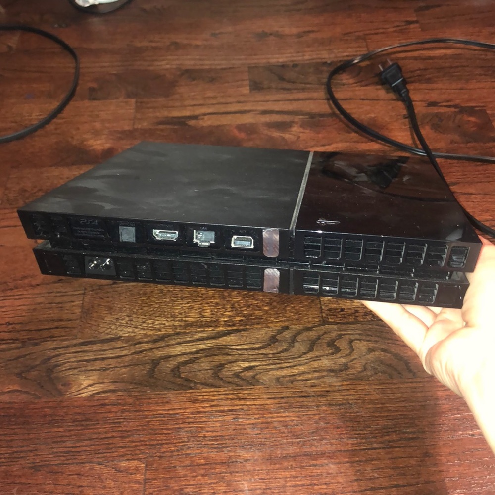 PlayStation 4 - Picture 3 of 6